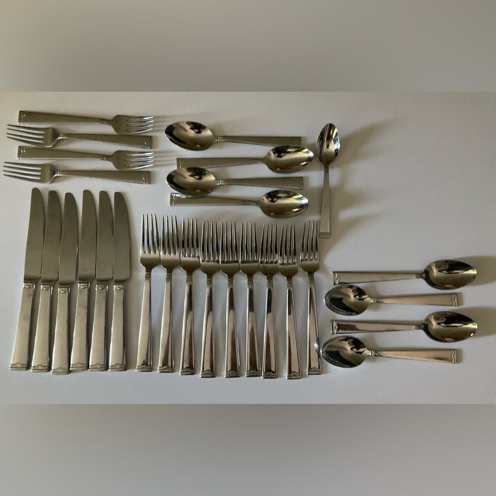 Wallace serenity silverware 28 pieces